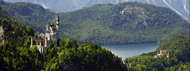 Die beiden Schlösser Neuschwanstein (links) und Hohenschwangau (rechts) liegen Luftlinie nur wenige Hundert Meter voneinander entfernt.