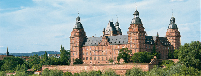 Die Vierflügelanlage diente bis 1803 als zweite Residenz der Mainzer Kurerzbischöfe.