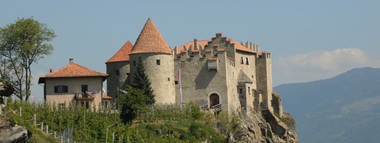 Hoch oben auf einem Hügel thront das malerische Schloss Kastelbell.