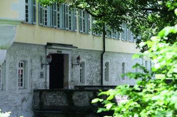 Unter dem Terrassengarten verbirgt sich eine 75 Meter lange Kasemattenanlage aus dem 16. Jahrhundert – ein Zeugnis der wehrhaften Vergangenheit der Landesfestung.