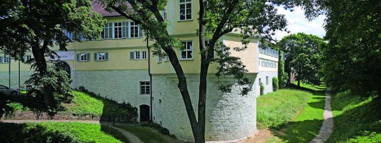 Malerisch von Bäumen und einem Schlossgraben umgeben, liegt das Renaissance-Schloss am Fuß der Schwäbischen Alb in Kirchheim unter Teck.