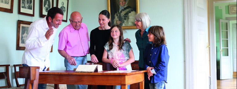 In den liebevoll eingerichteten Fürstenzimmern des Schlossmuseums lässt sich die Wohnwelt der württembergischen Herzogswitwen Franziska und Henriette hautnah erleben.