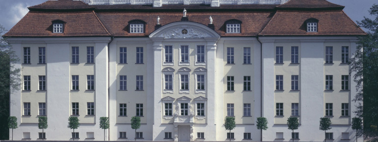 Im Schloss kann man die Dauerausstellung "Raumkunst aus Renaissance, Barock und Rokoko" besuchen.