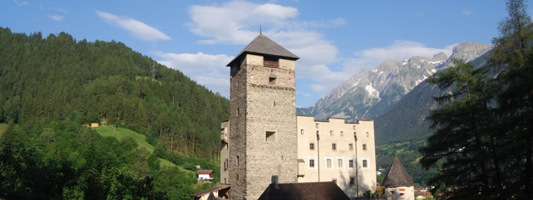 Das Schloss liegt oberhalb von Landeck.