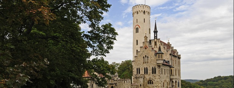 Schloss Lichtenstein thront auf einem Felsen über dem Echaztal und gilt als Märchenschloss der Schwäbischen Alb.