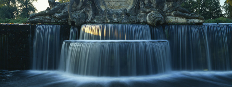 Bereits der Empfang vor dem Schloss bietet mit der Kaskade eine besondere Sehenswürdigkeit.