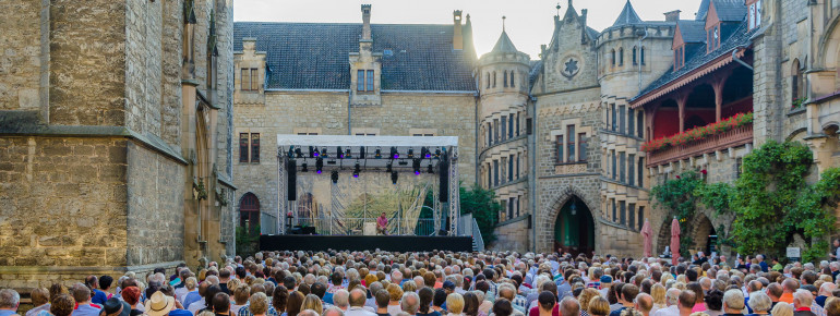 Im Innenhof finden mehrmals im Jahr große Feste statt.