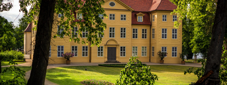 Das Schloss Mirow mit angrenzendem Schlosspark liegt auf einer Insel am See.