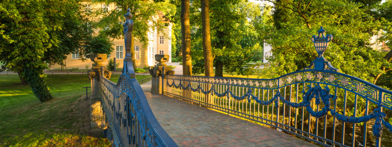 Im Schlosspark befinden sich das Renaissancetorhaus und die Johanniterkirche.
