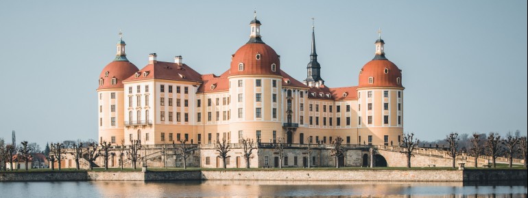 Das Schloss erhebt sich auf einer künstlichen Insel im Schlossteich.