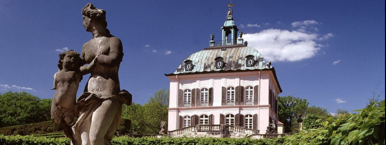 Zum Fasanenschlösschen Moritzburg gehört ein Miniaturhafen mit Leuchtturm.
