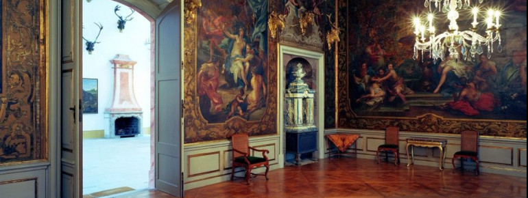 In der Barockausstellung kannst du unter anderem auch diese Ledertapeten betrachten.