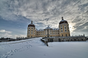 Im Winter kannst du im Schloss die Ausstellung über das Märchen der Drei Haselnüsse für Aschenbrödel besuchen.