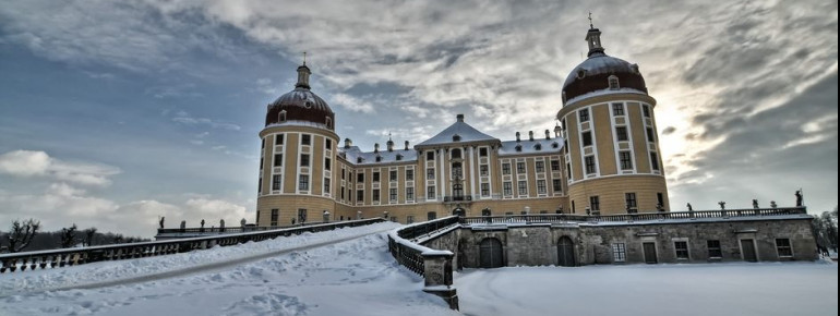Im Winter kannst du im Schloss die Ausstellung über das Märchen der Drei Haselnüsse für Aschenbrödel besuchen.