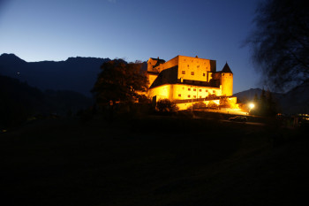 Das Schloss erhebt sich über dem Ort Nauders.