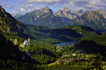 Am Rande der nördlichen Alpen liegt das Schloss Neuschwanstein in der Nähe von Hohenschwangau.