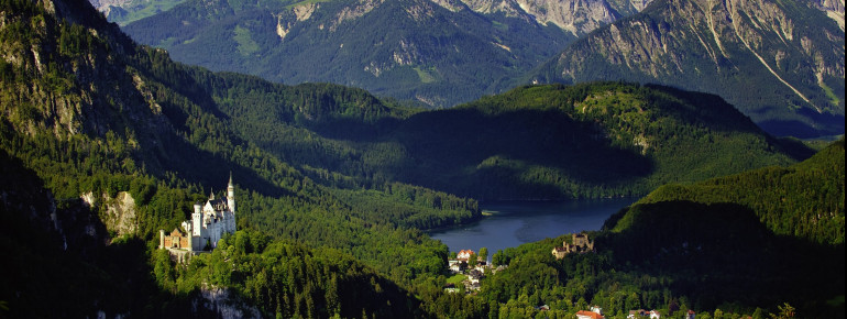 Am Rande der nördlichen Alpen liegt das Schloss Neuschwanstein in der Nähe von Hohenschwangau.