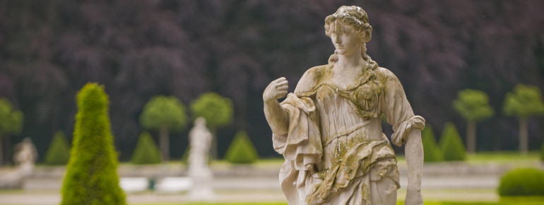 Einige Venusstatuen schmücken den Park vor dem Wasserschloss.