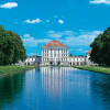 Blick durch den Schlosspark auf Schloss Nymphenburg