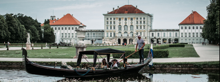 Die Besucher können sich in einer original venezianischen Gondel über den Kanal schippern lassen.