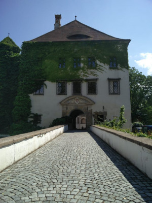 Durch den Torbogen geht's in den Innenhof des Schlosses.