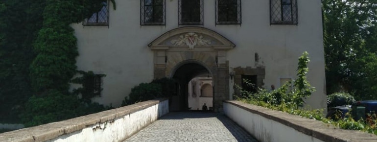 Durch den Torbogen geht's in den Innenhof des Schlosses.