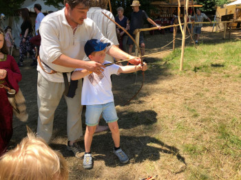 Bei den Ortenburger Ritterspielen können große und kleine Besucher selbst aktiv werden, beispielsweise beim Bogenschießen.