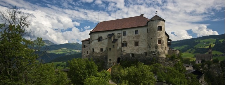 Das Schloss Rodenegg ist von Mai bis Oktober, unter Begleitung eines Schlossführers, besichtigbar.