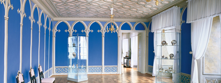 Die Wohnräume weisen farbeige Wandmalerien auf.