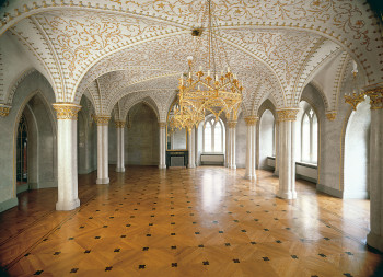 Der Marmorsaal ist mit hochwertigem Parkettboden und einer imposanten Decke ausgestattet.