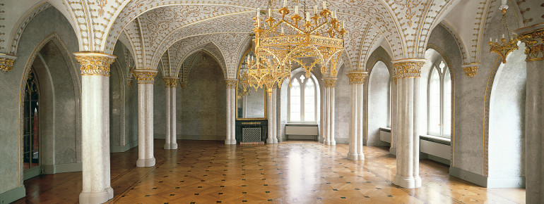 Der Marmorsaal ist mit hochwertigem Parkettboden und einer imposanten Decke ausgestattet.