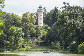 Neben dem Schloss Schönbusch ist auch der Aussichtsturm Teil des Parks.