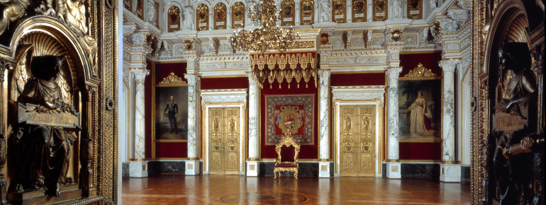 Der Thronsaal ist als wichtigster Ort staatspolitischer Repräsentation der Höhepunkt der Prunkappartements.