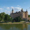 Das Schloss Schwerin liegt auf einer kleinen Insel im Schweriner See.