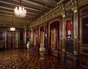 Im Speisezimmer des Schlosses kannst du die imposanten Zarenvasen betrachten.