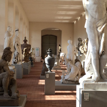 Zahlreiche Skulpturen antiker Helden und Götter findest du im Lapidarium in der Orangerie des Schwetzinger Schlossgartens.