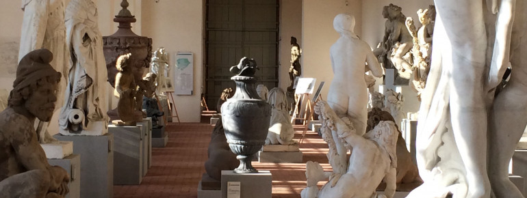 Zahlreiche Skulpturen antiker Helden und Götter findest du im Lapidarium in der Orangerie des Schwetzinger Schlossgartens.