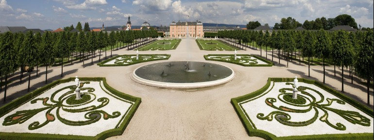 Der prächtige Parterre lädt zu einem Spaziergang durch den Schlossgarten ein.