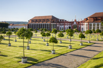 Der Schlosspark mit seinen Orangerien erinnert eher an eher an Gärten italienischer Villen oder holländischer Anlagen.