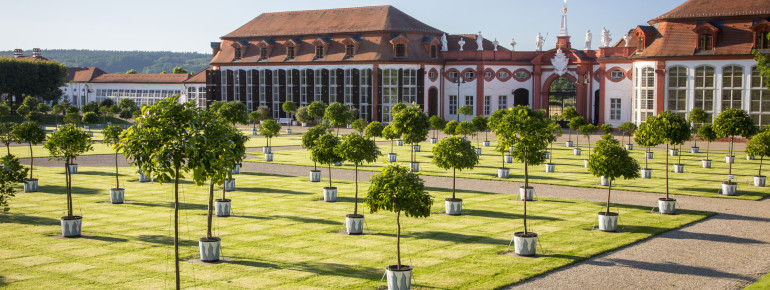 Der Schlosspark mit seinen Orangerien erinnert eher an eher an Gärten italienischer Villen oder holländischer Anlagen.