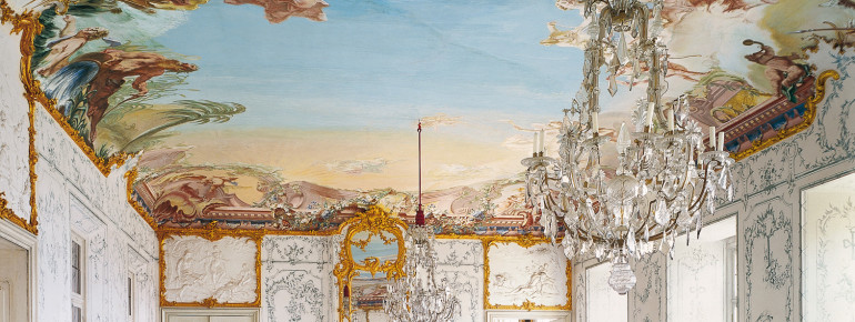 Den "Weiße Saal" ziert ein Deckengemälde von Giuseppe Appiani.