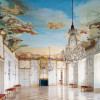 Den "Weiße Saal" ziert ein Deckengemälde von Giuseppe Appiani.
