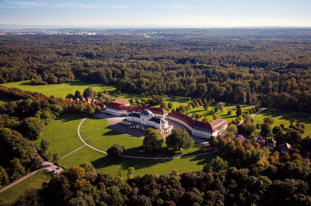 Das Schloss Solitude nahe Stuttgart mit dem Schlossgarten aus der Vogelperspektive.
