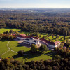 Das Schloss Solitude nahe Stuttgart mit dem Schlossgarten aus der Vogelperspektive.
