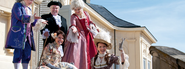 Bei der Führung begleiten dich Caspar Schiller, Maestro Michelangelo Malvolio, Franziska von Hohenheim oder Simonetta