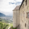 Das Schloss Tirol liegt auf dem Burghügel oberhalb von Meran.