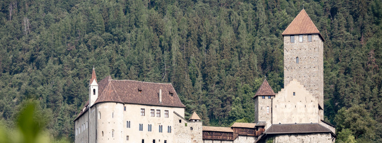 Das Schloss Tirol ist nur zu Fuß erreichbar.