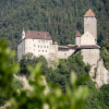 Das Schloss Tirol ist nur zu Fuß erreichbar.