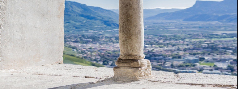 Das Schloss Tirol eröffnet durch seine exponierte Lage einen Weitblick über das Dorf Tirol bis nach Meran.