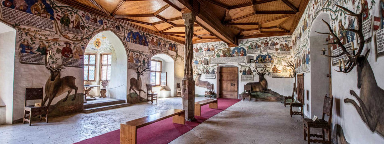 Im Habsburgersaal erwarten dich an den Wänden 148 Figuren auf einer Gesamtlänge von 46 Metern.